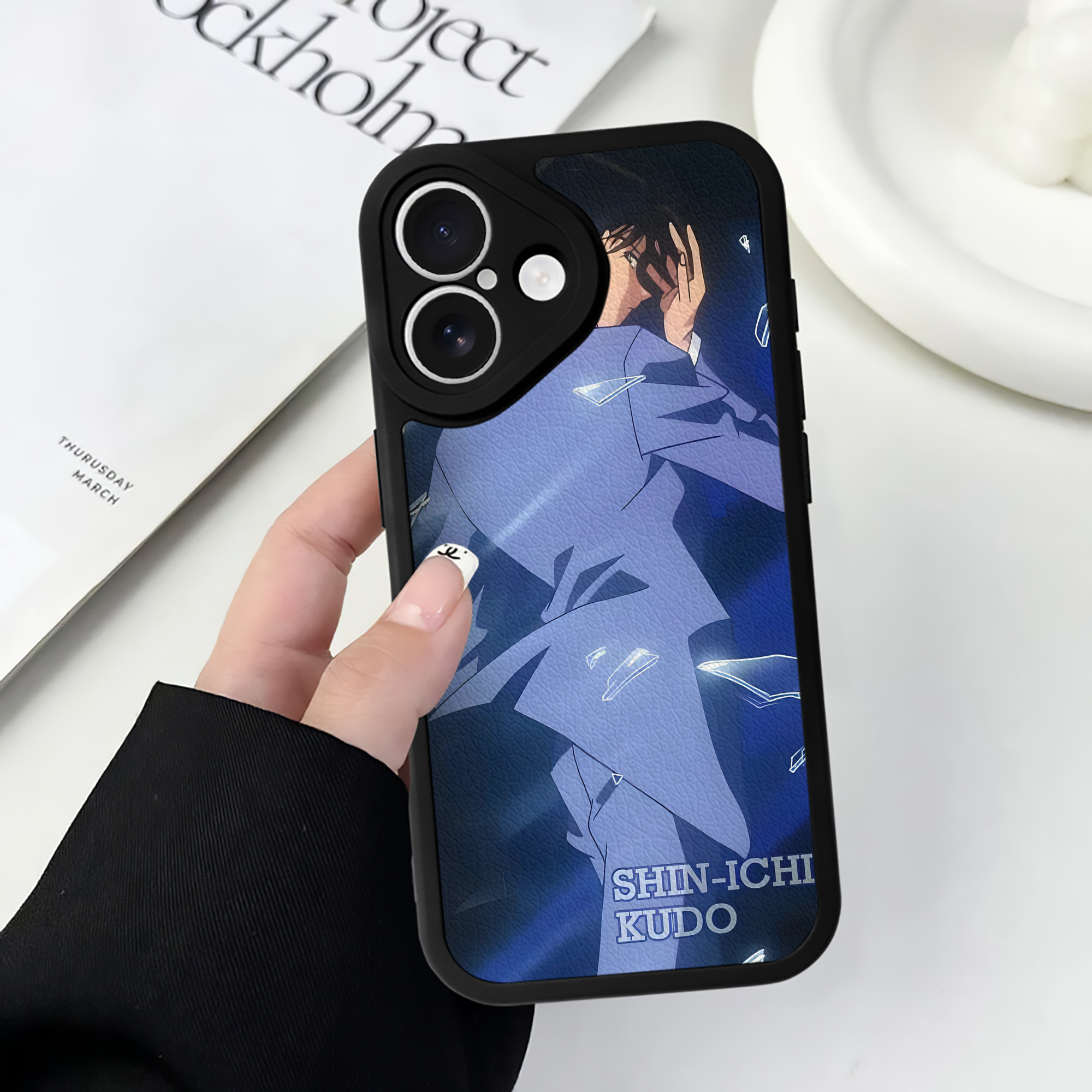 （画像用） 名探偵コナン Detective Conan 【iPhone 16シリーズ対応】シリコンスマホケース（レザー調） 材質：シリコン